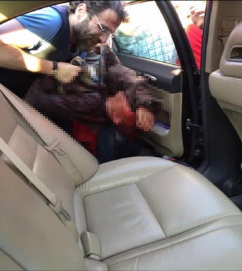 Il soldato caricato su un auto