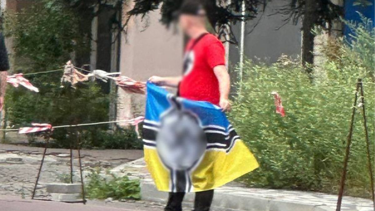 Esponevano simboli nazisti, arrestati due uomini a Kiev
